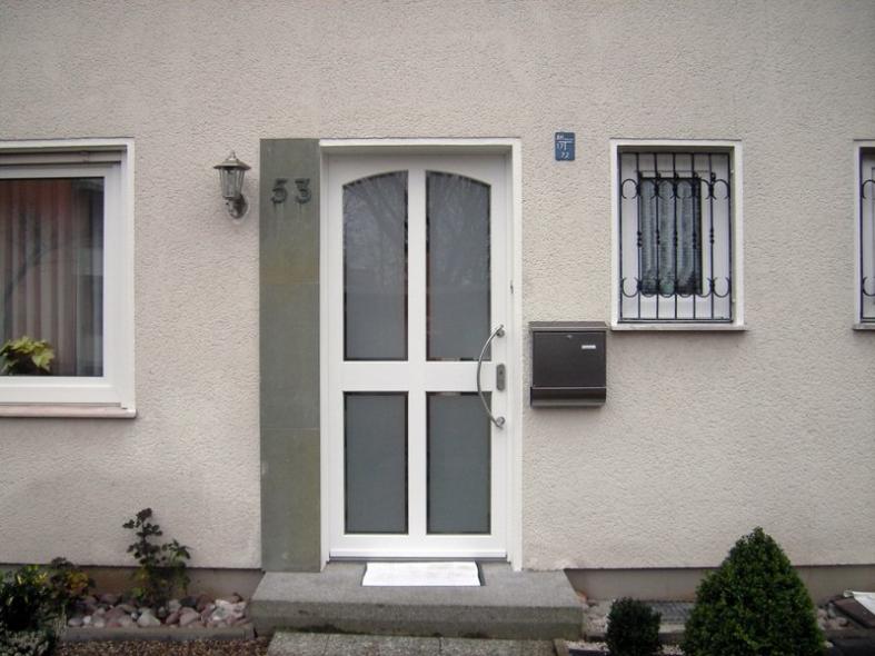 Haustür weiß mit Sprossenfenster Bogenform